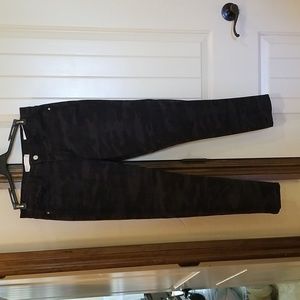 Black camo size 6 skinny ankle pants Social Sanctuary